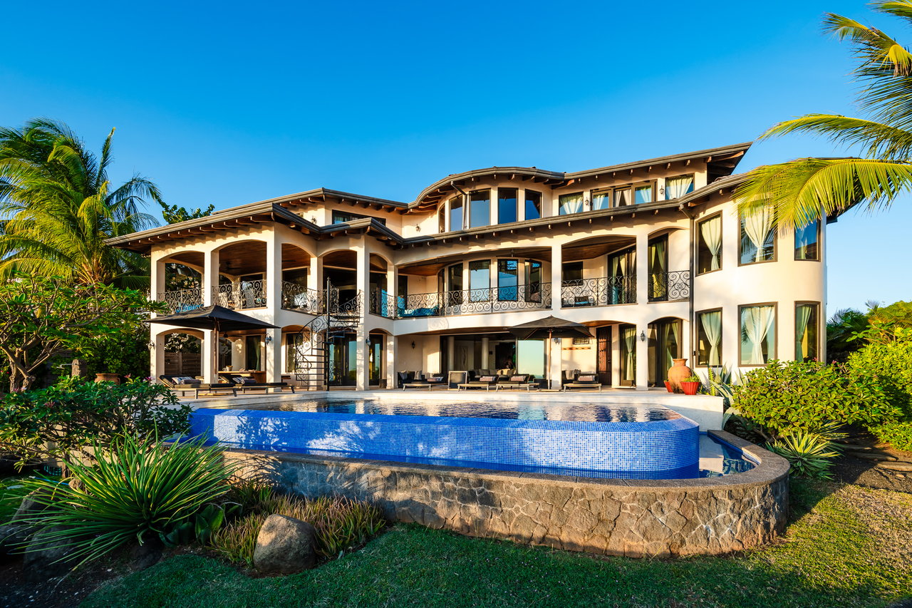 Villa Esperanza Beachfront | Near the Coast and Oceanfront House For Sale in Playa Negra