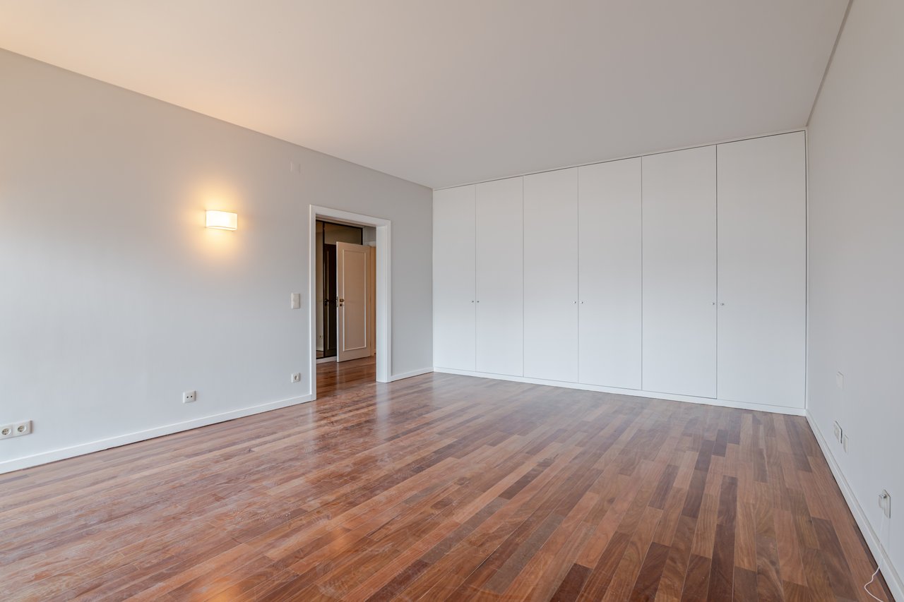 Luxury 5-Bedroom Apartment with Balcony & Private Garage in Foz do Douro, Porto