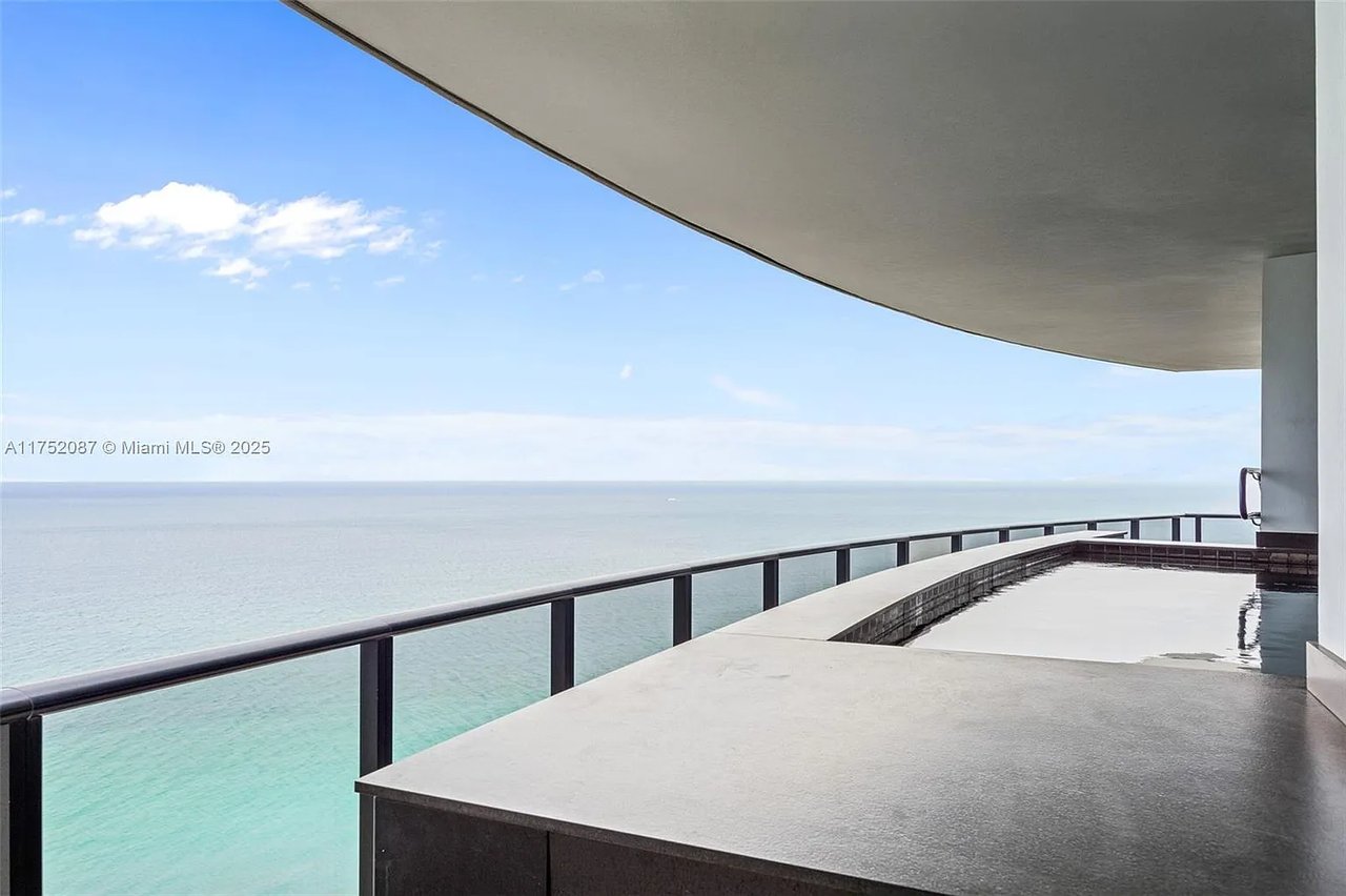 18555 Collins Ave APT 2305