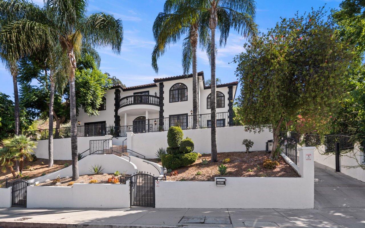 3033 N Beverly Glen Cir