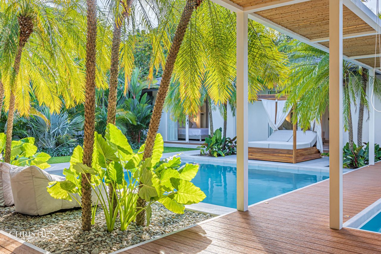 Modern Beachside Luxury Villa, Short Stroll to the Shore