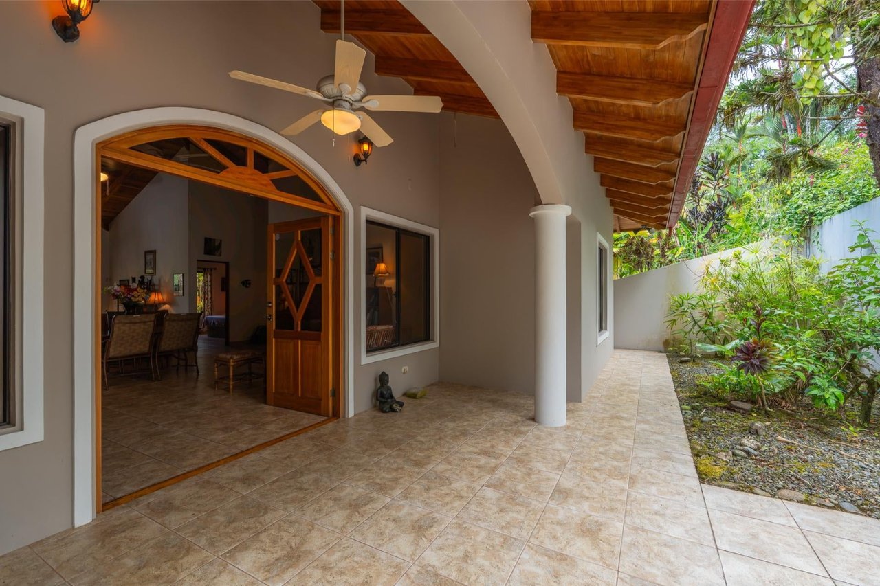 Teak Ceiling Jungle Home, Ojochal, Puntarenas
