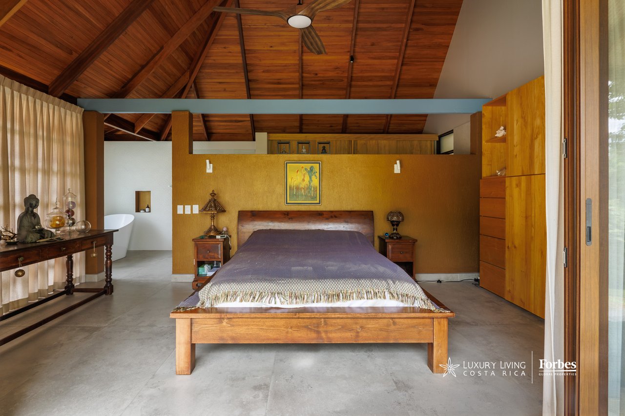 21476 - House: Balinese-Inspired Luxury Home for Sale in Atenas
