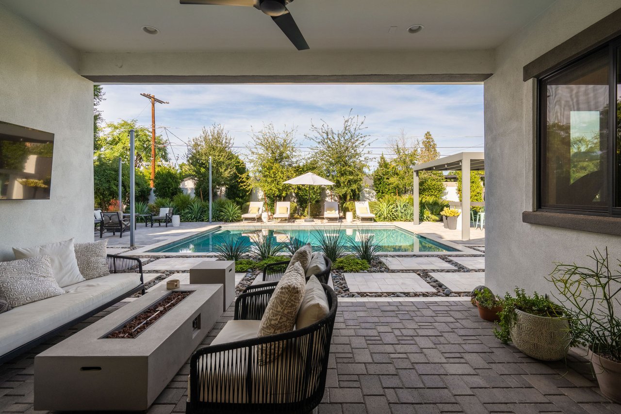 3226 E GLENROSA Avenue