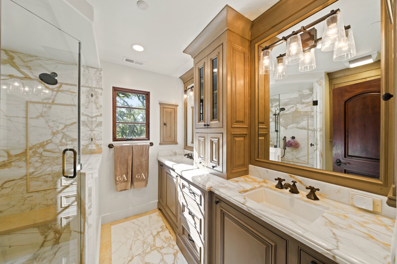 893 Laverne WAY