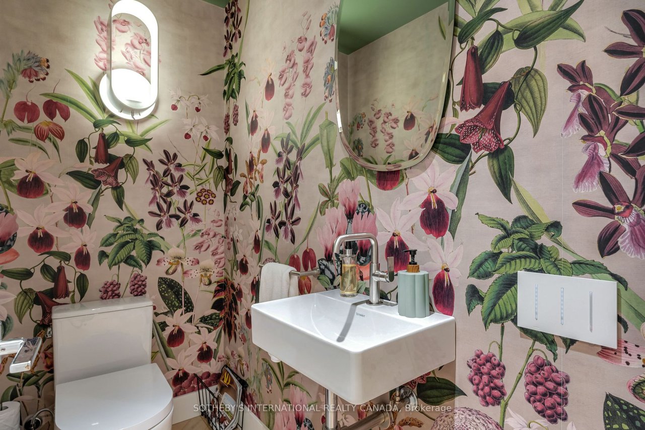 PERFECT SUITE IN YORKVILLE