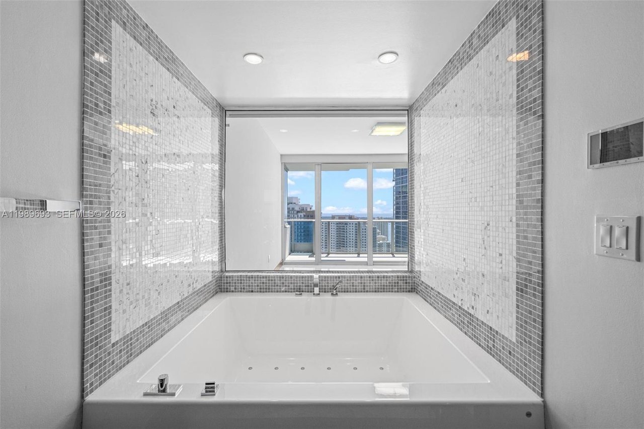 200-biscayne-blvd-way-3707-miami-condo-for-sale-bathroom