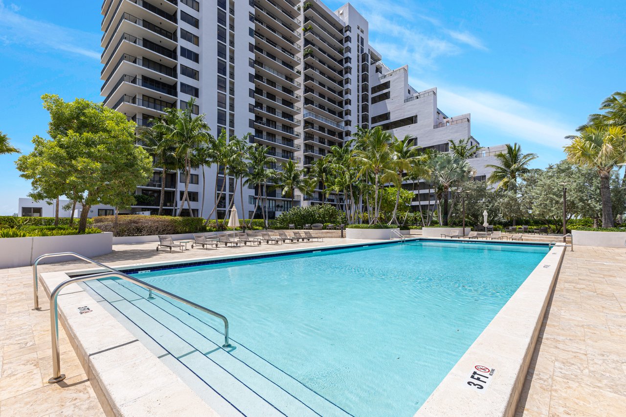 1000 Venetian Way 810