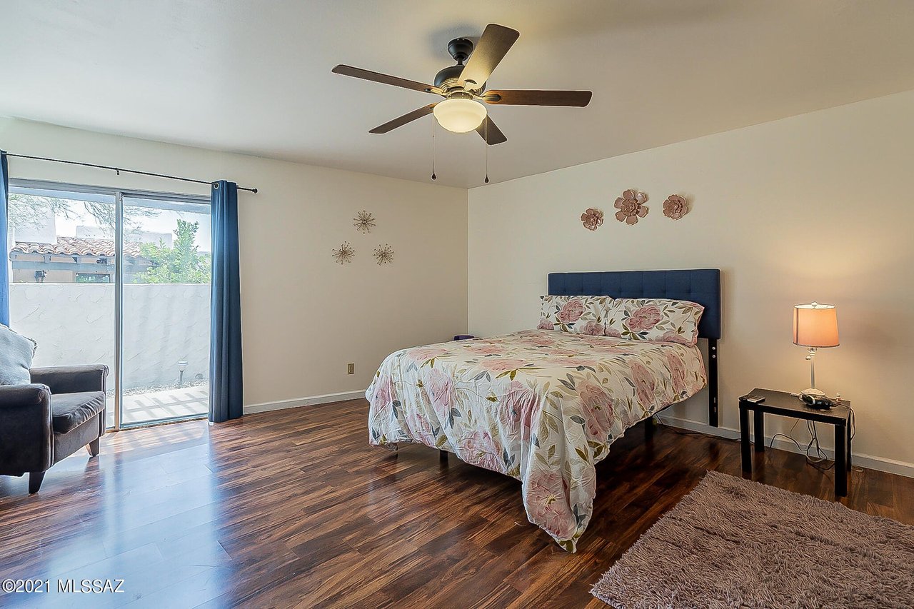 5582 N La Casita Dr
