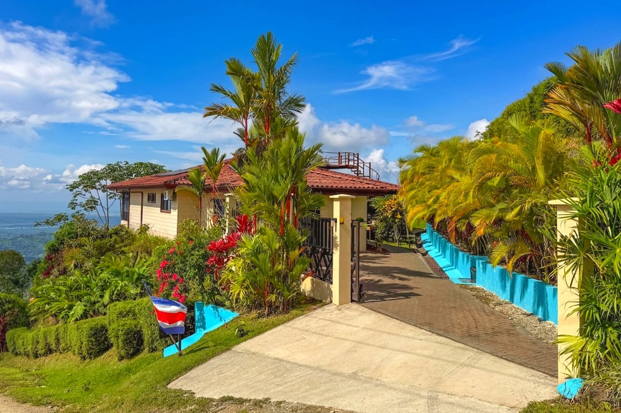 Ocean-View 3-Bedroom Home with 1-Bed Guesthouse, Pool & Spectacular Panoramic Views of Osa Peninsula in Balsar above Ciudad Cortés Costa Rica