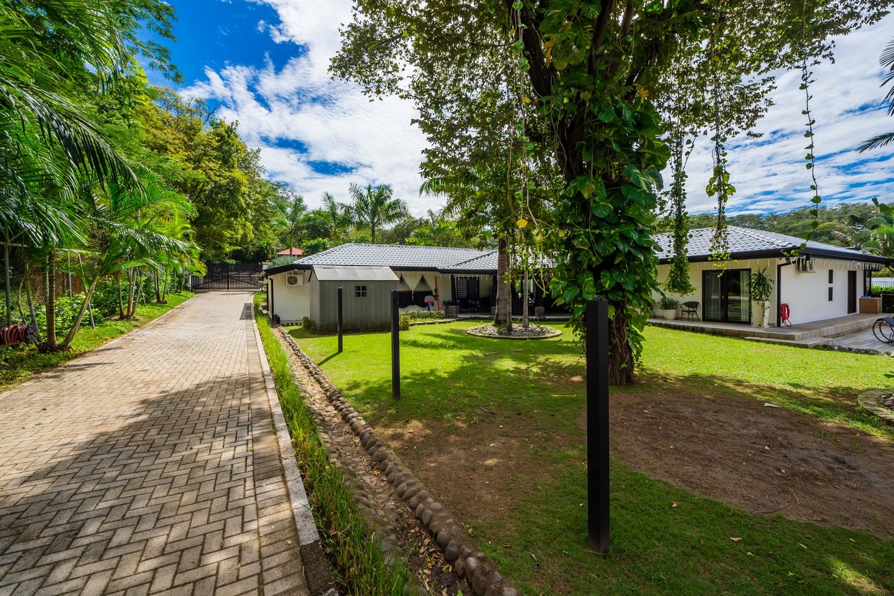 Casa Cielo | Luxurious Multifunctional Estate with Main House, Apartments, and Pool in Guanacaste!