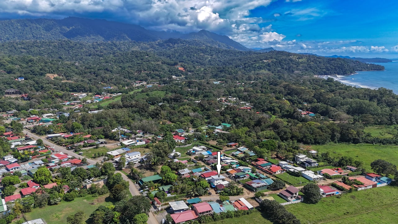 A House With An Upper Live-In Suite & Two Fully Serviced Downstairs Rental Apartments Less Than 1 km From The Entrance to Marino Ballena National Park