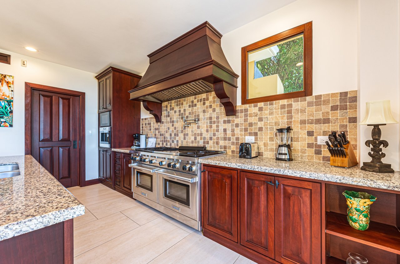 Nido Escondido, Playa Dominical