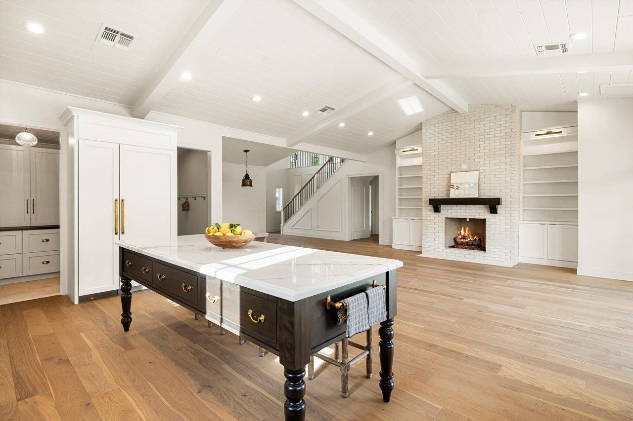 4835 E INDIANOLA Avenue