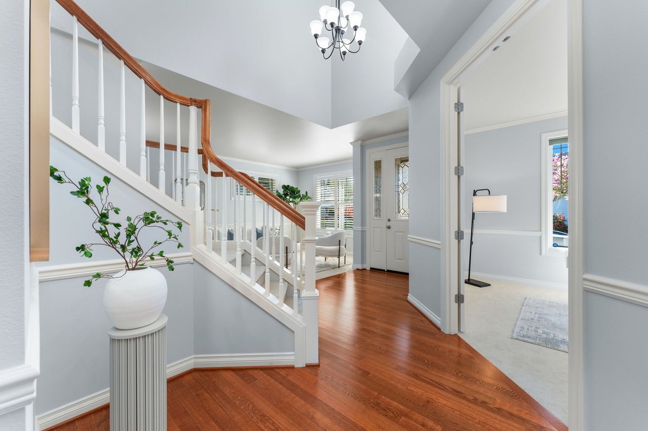202 Chelan Ct NE