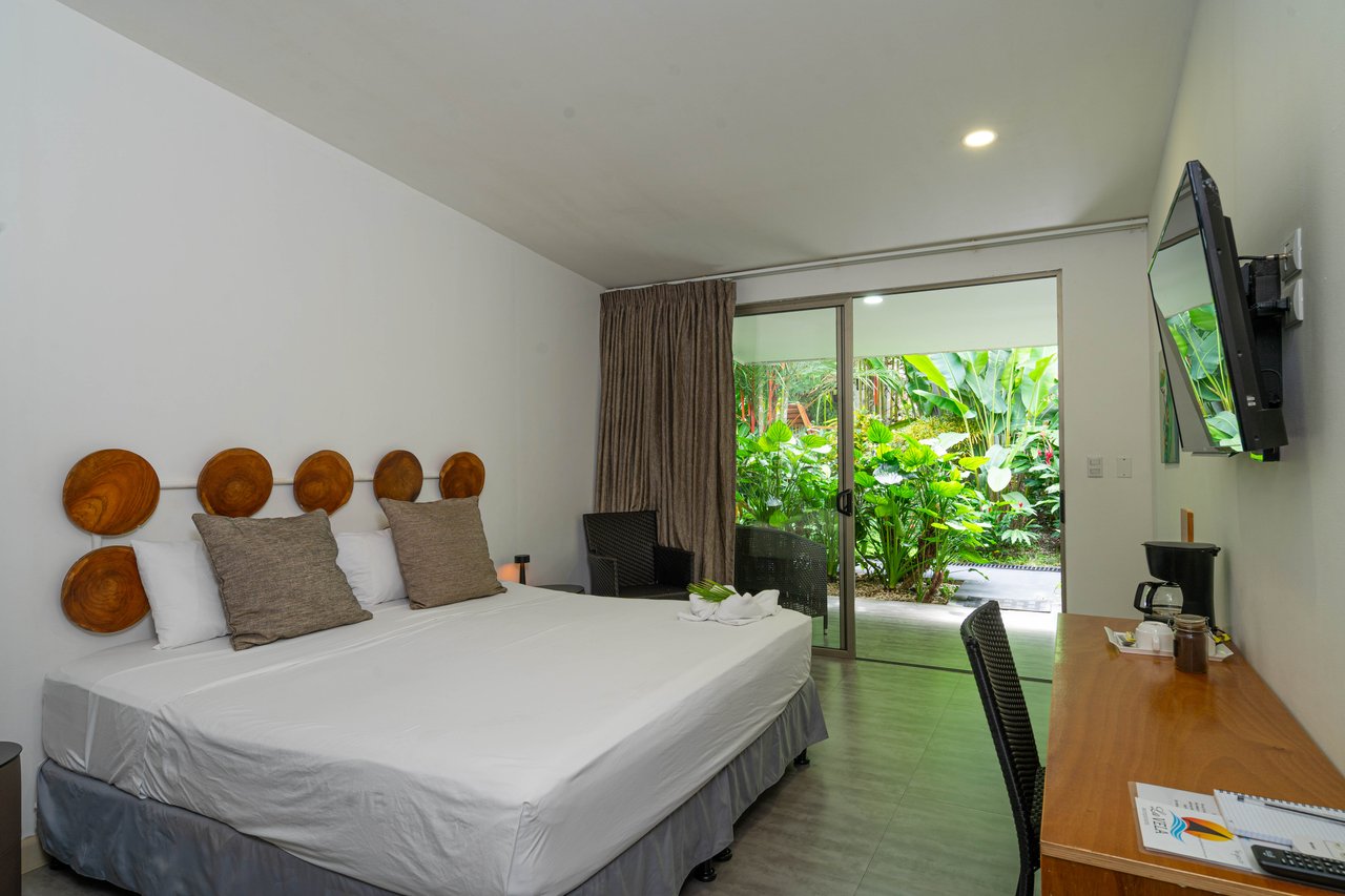 22 Unit Tropical Boutique Hotel steps from Manuel Antonio Park & Beach