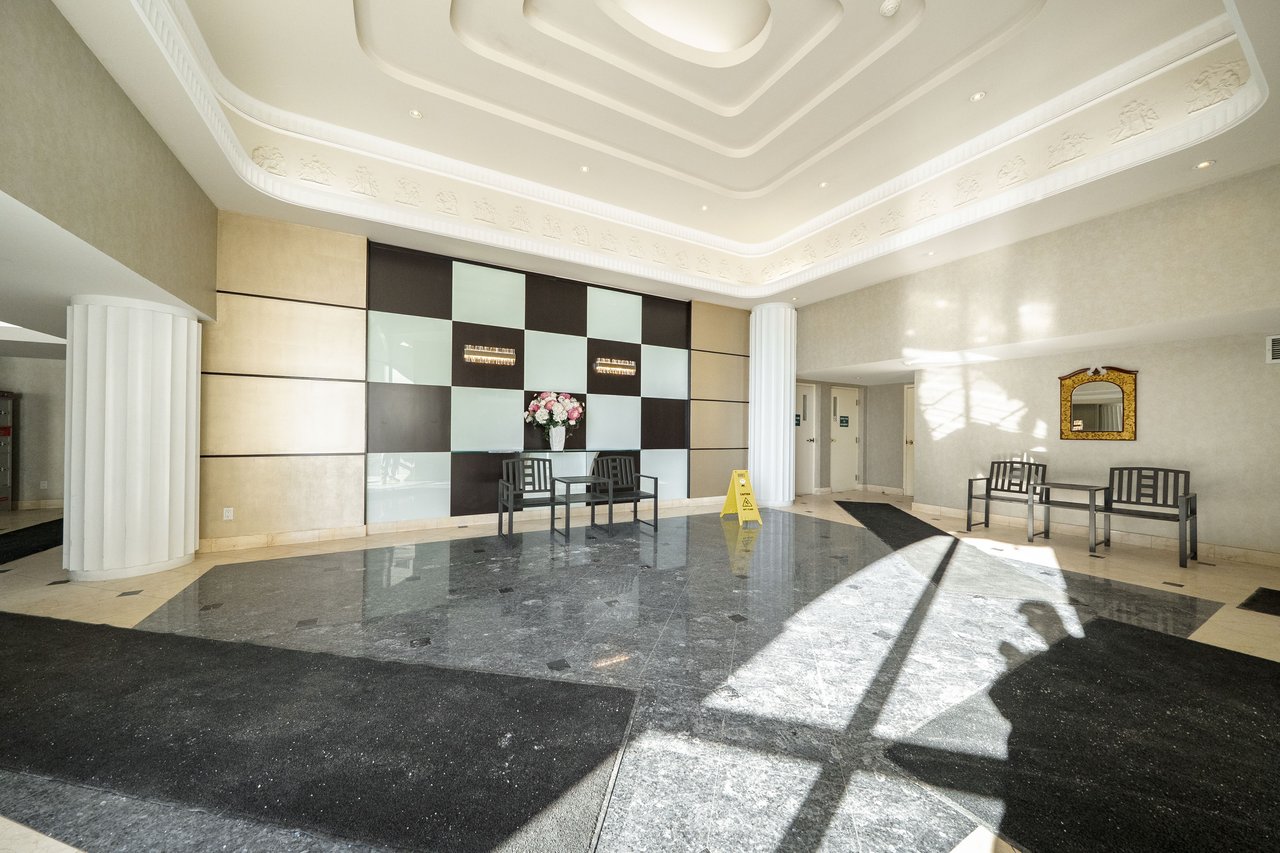 9015 Leslie Street, 807