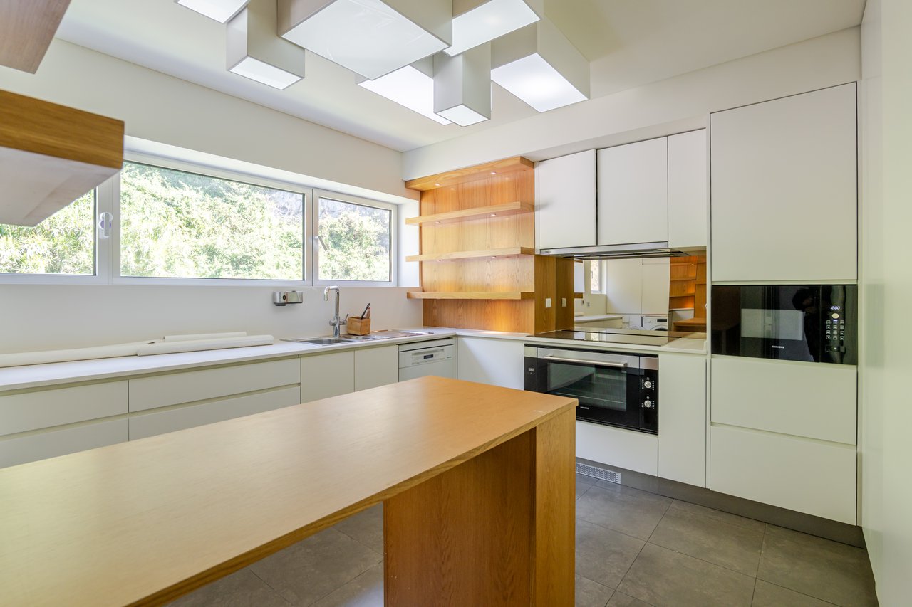 Sophisticated Three-Bedroom Apartment in Porto