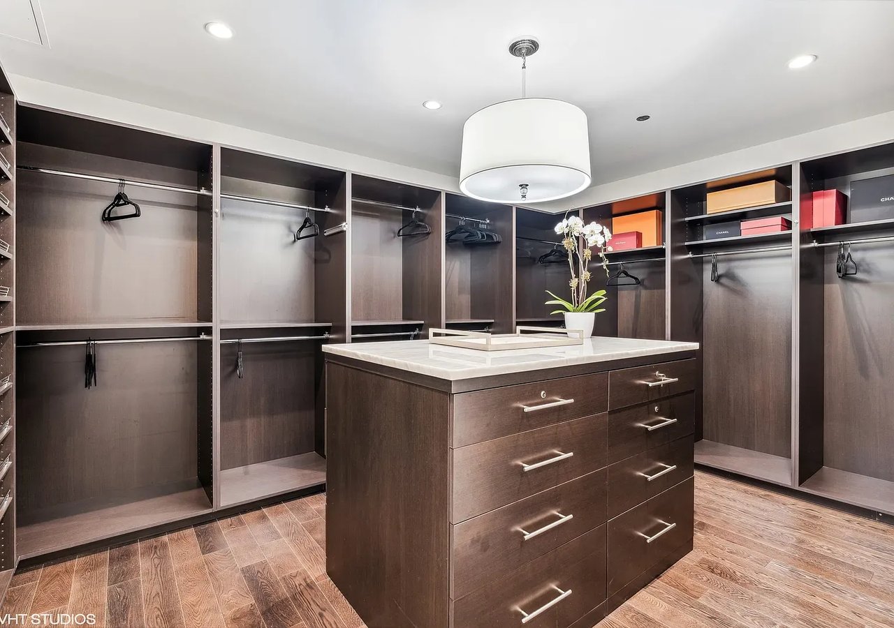 11 E Walton St APT 4202