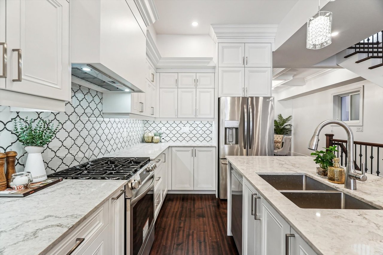290 Bathurst St