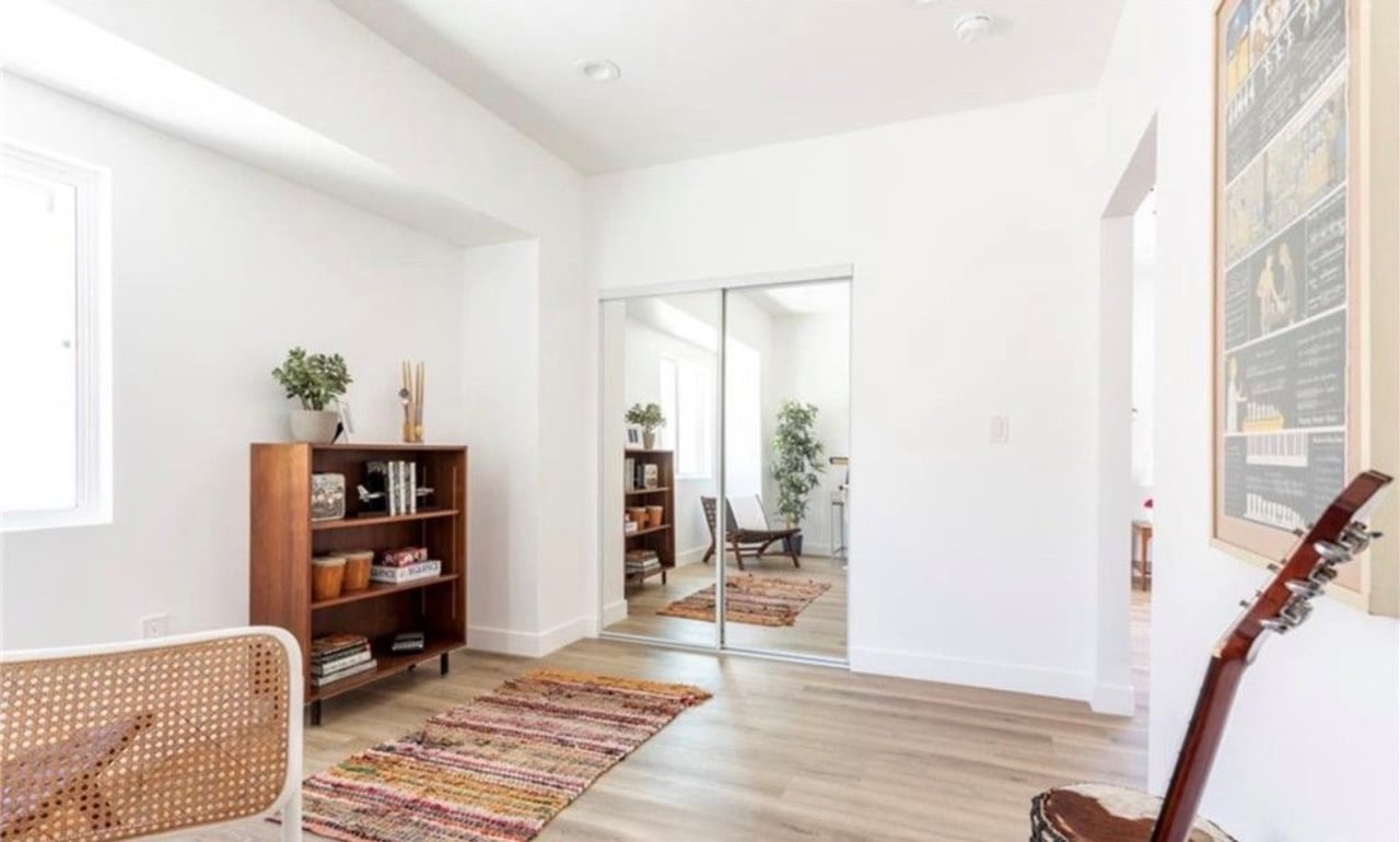 1731–1733 S New England St