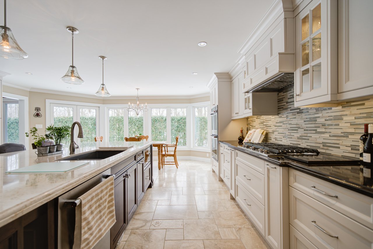 1296 Mapleridge Cres