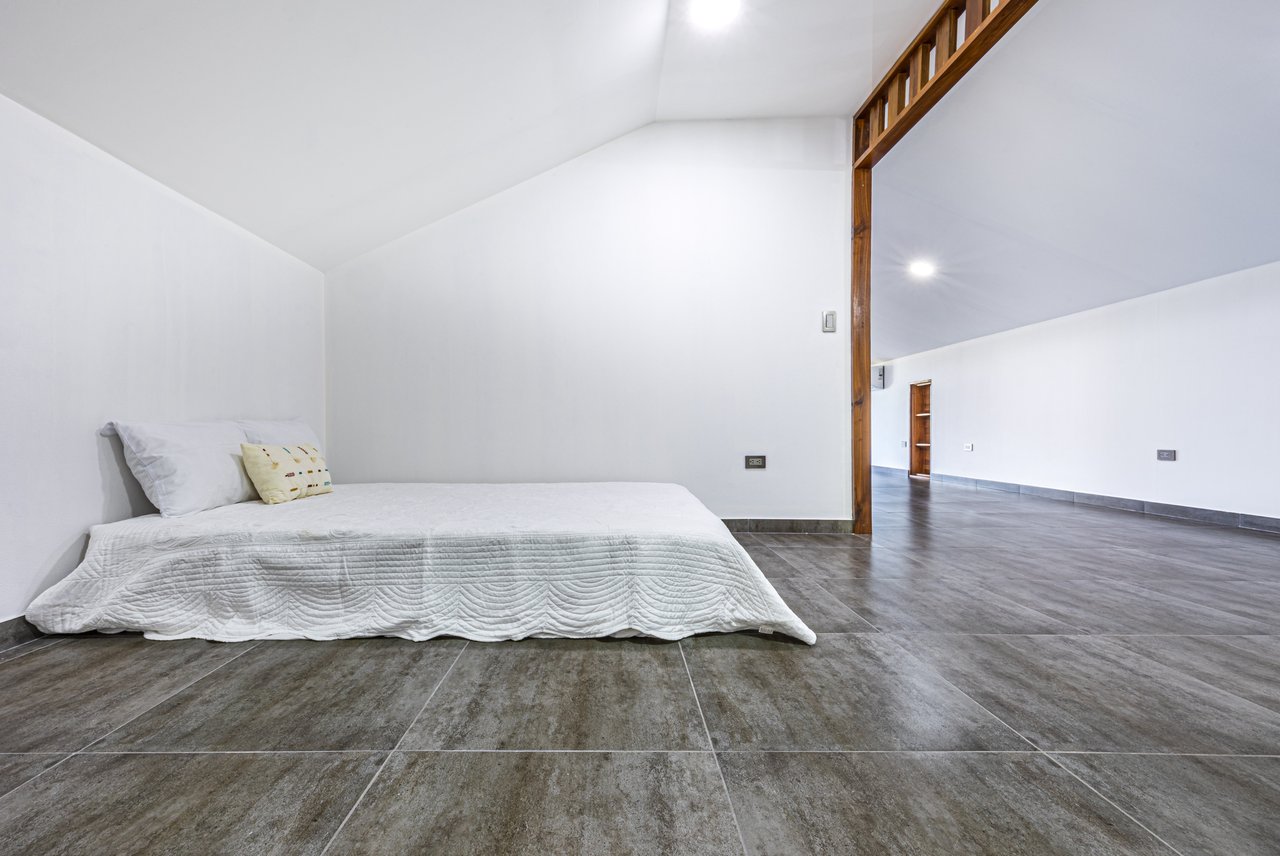 EXCEPTIONAL 5-BEDROOM RESIDENCE– PRIME LOCATION & VERSATILE LAYOUT