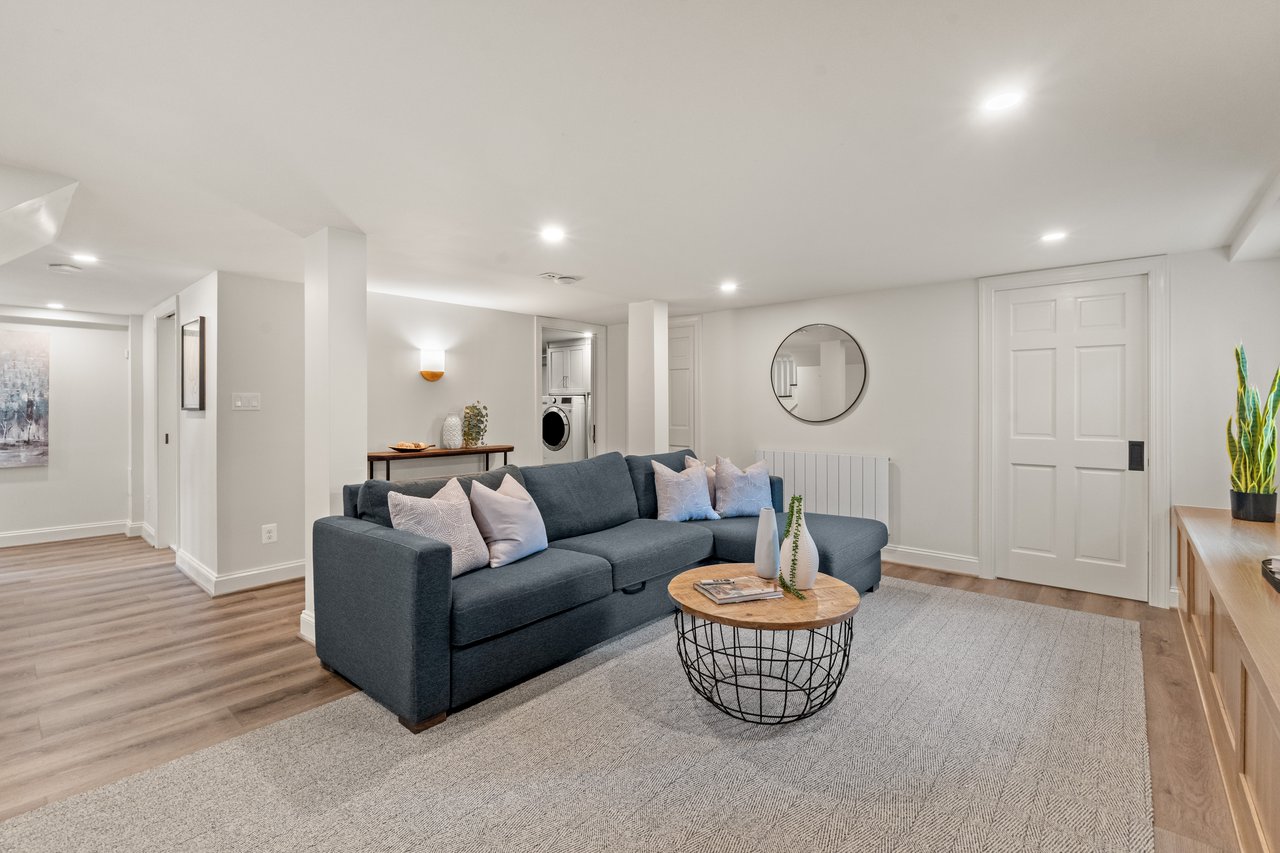 21 W Oak Street
