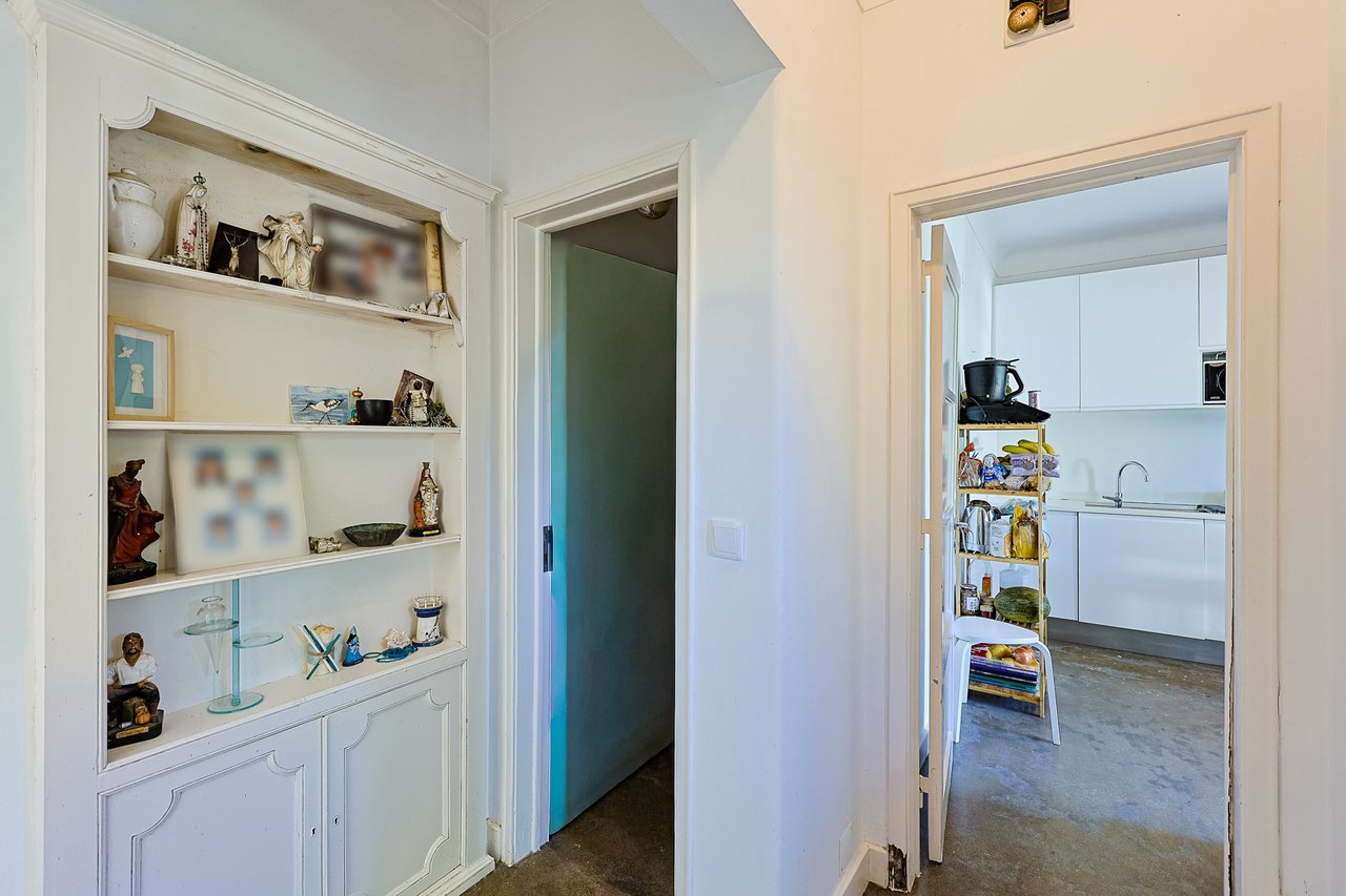 Spacious 5-Bedroom Villa with Expansive Garden Near Sintra in Colares