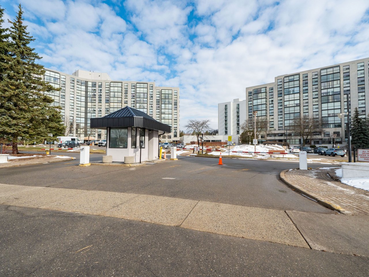 30 Harding Boulevard W, 404