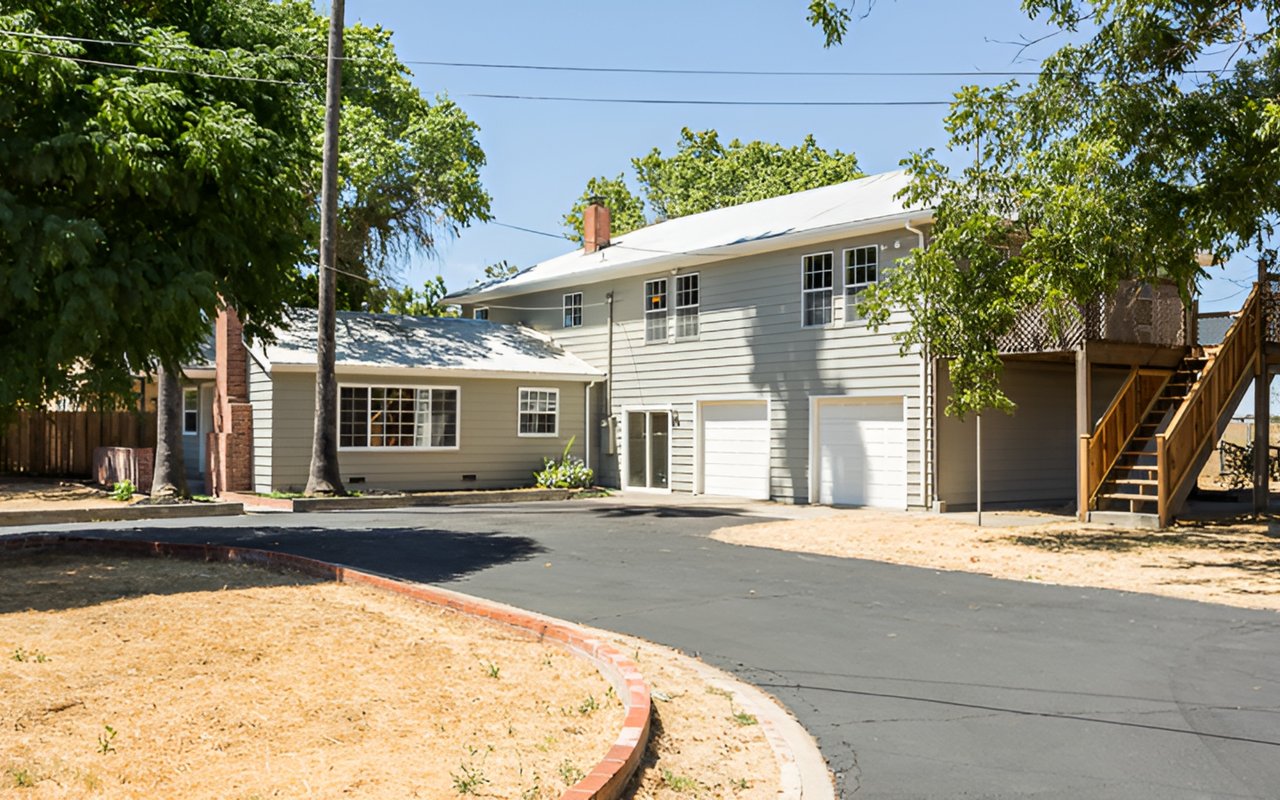 Just Listed: Gorgeous 6 Bedroom Home on Huge Lot
