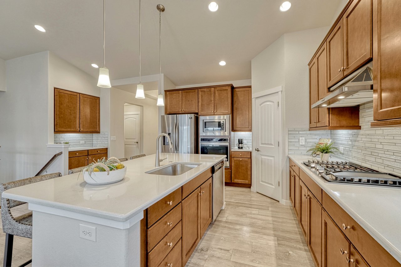 Kitchen counters with gas cooktop, range hood and built-in wall oven