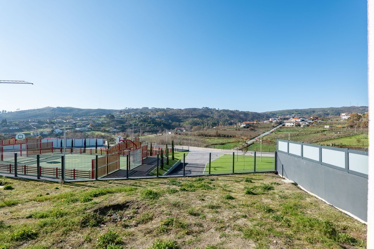  3-Bedroom Villa with Private Garage near Porto