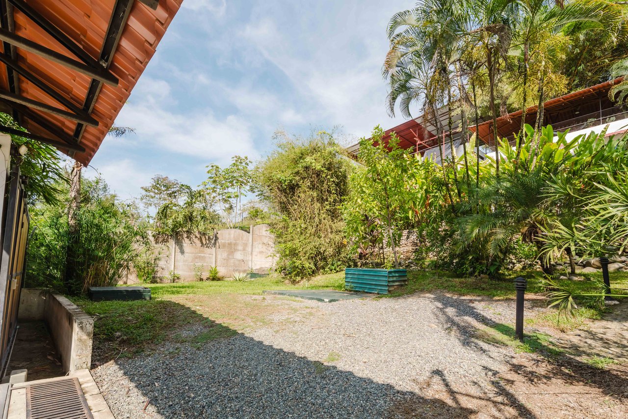 Casa Iguana - Fully Renovated Home Minutes from Marina Pez Vela 