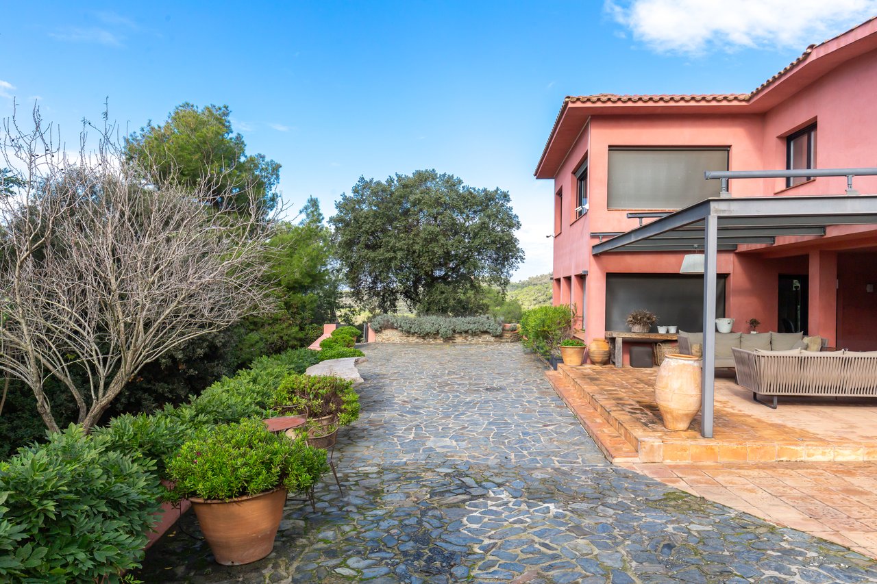 Residential complex: farmhouse with a chapel and 2 single-family houses