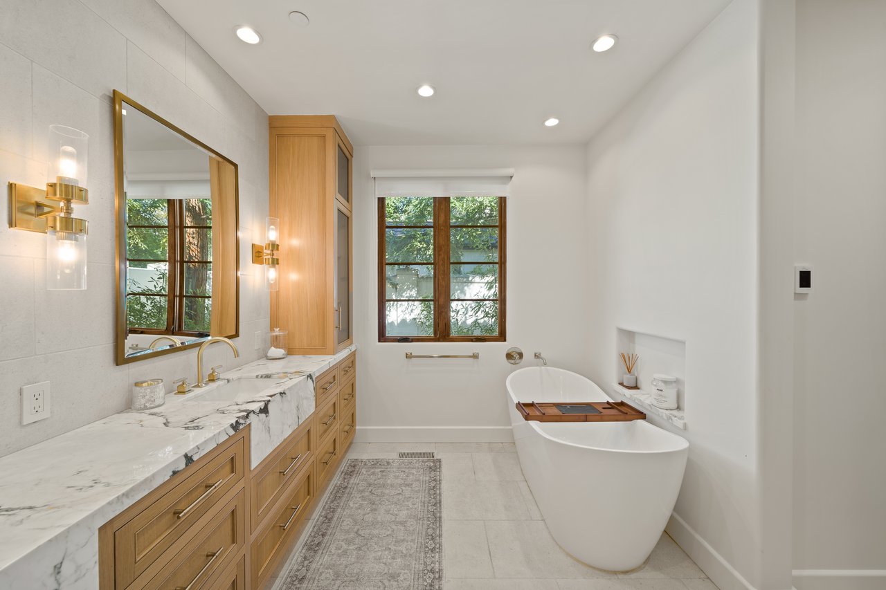 893 Laverne WAY