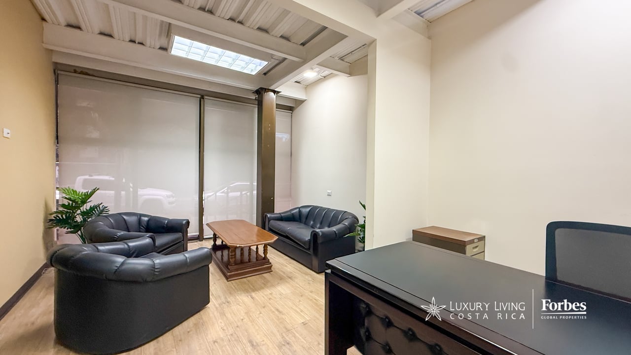 21581 - 3-Story Office/Warehouse with Easy Access to Route 27 in Guachipelin, Escazú