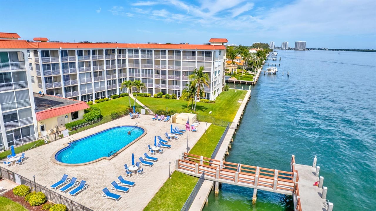 105 Paradise Harbour Boulevard #109