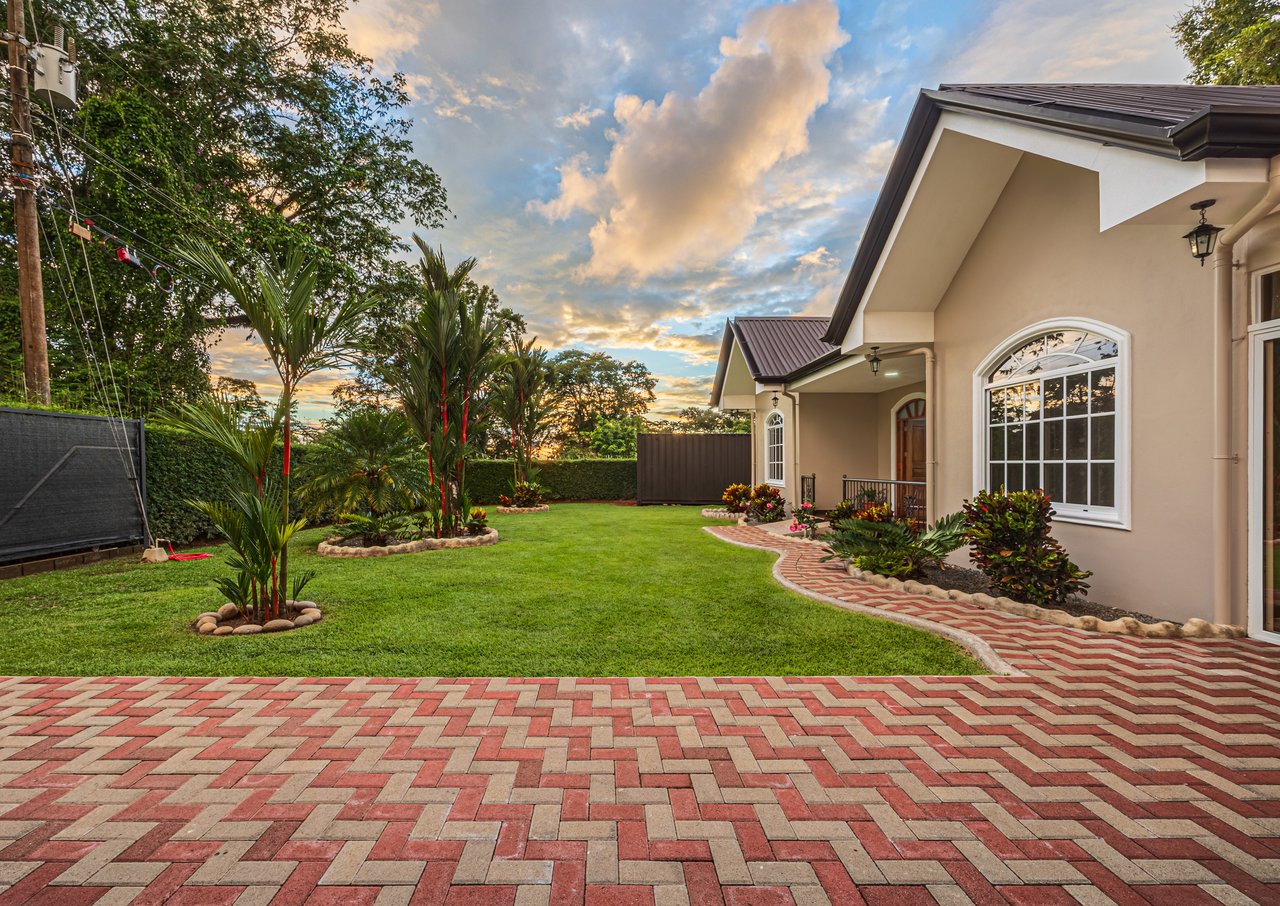 Exceptional 5-Bedroom Residence on Los Laureles Street – Prime Location & Versatile Layout