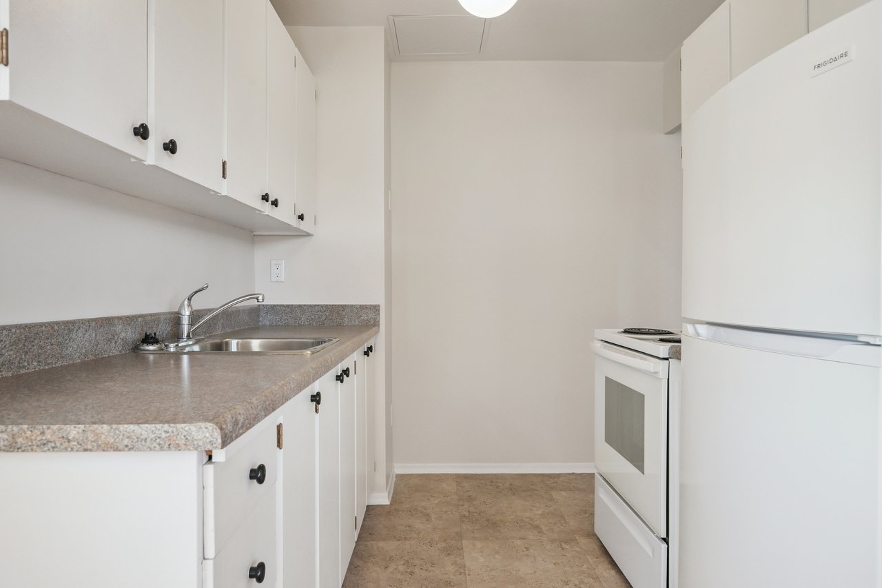 Bright 2 Bedroom Unit in Prime Port Credit Location