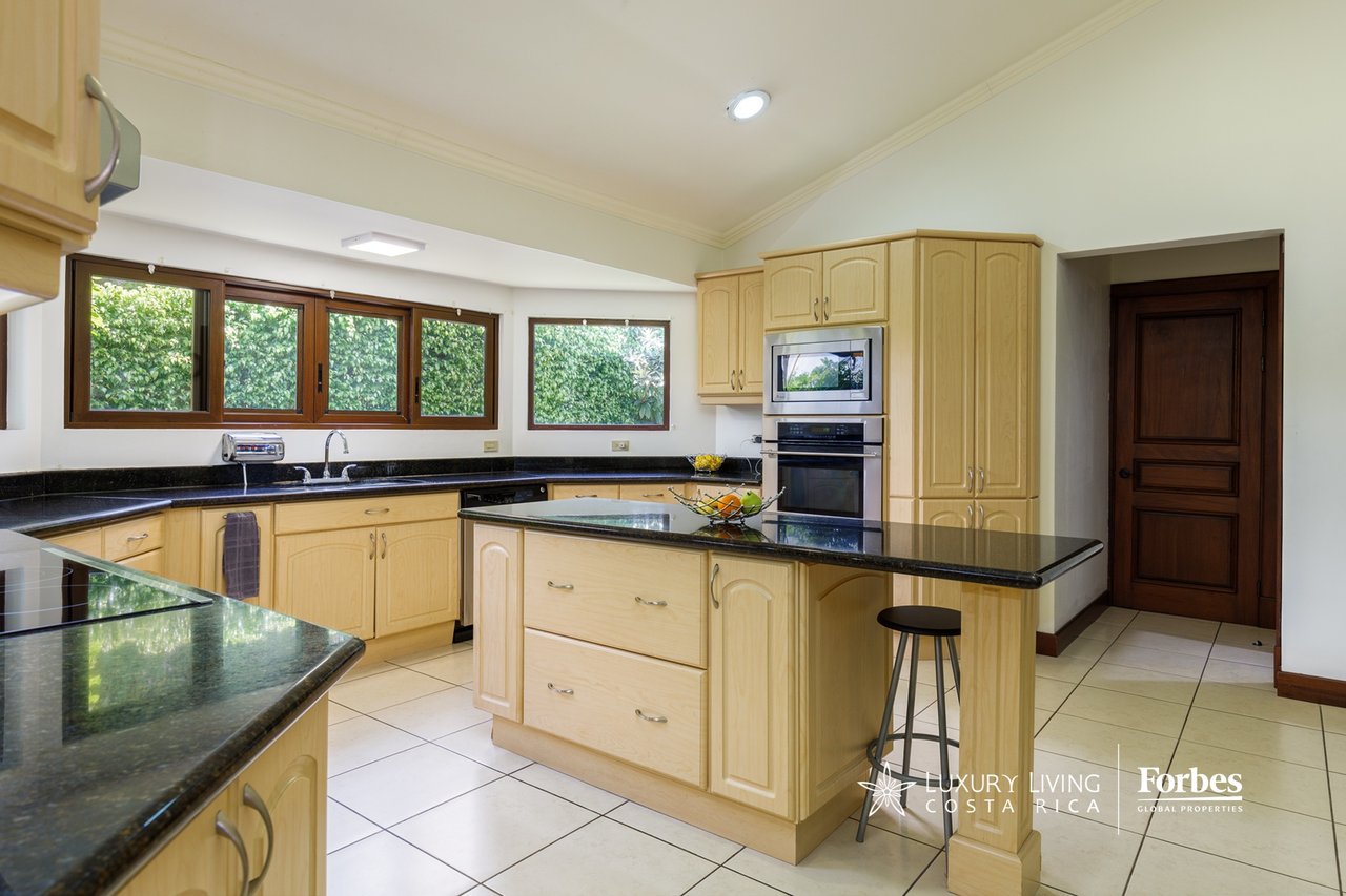 20336 - Luxury 5-bedroom home with an office and terrace in Cerro Alto, Escazú