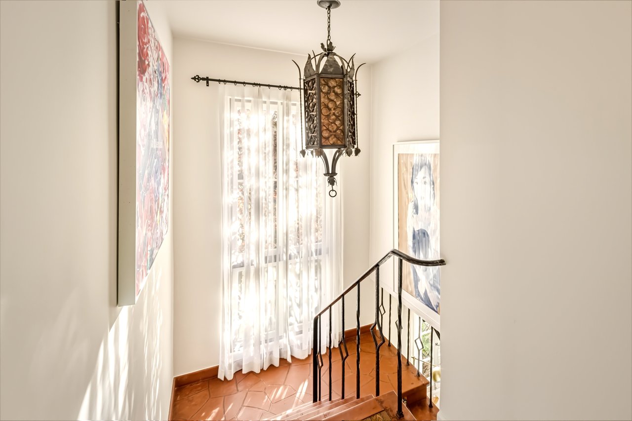 1135 Sunset Vale Ave, West Hollywood