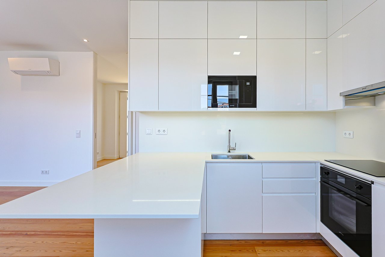Elegant New T2 Apartment with Two Suites in Monte Estoril