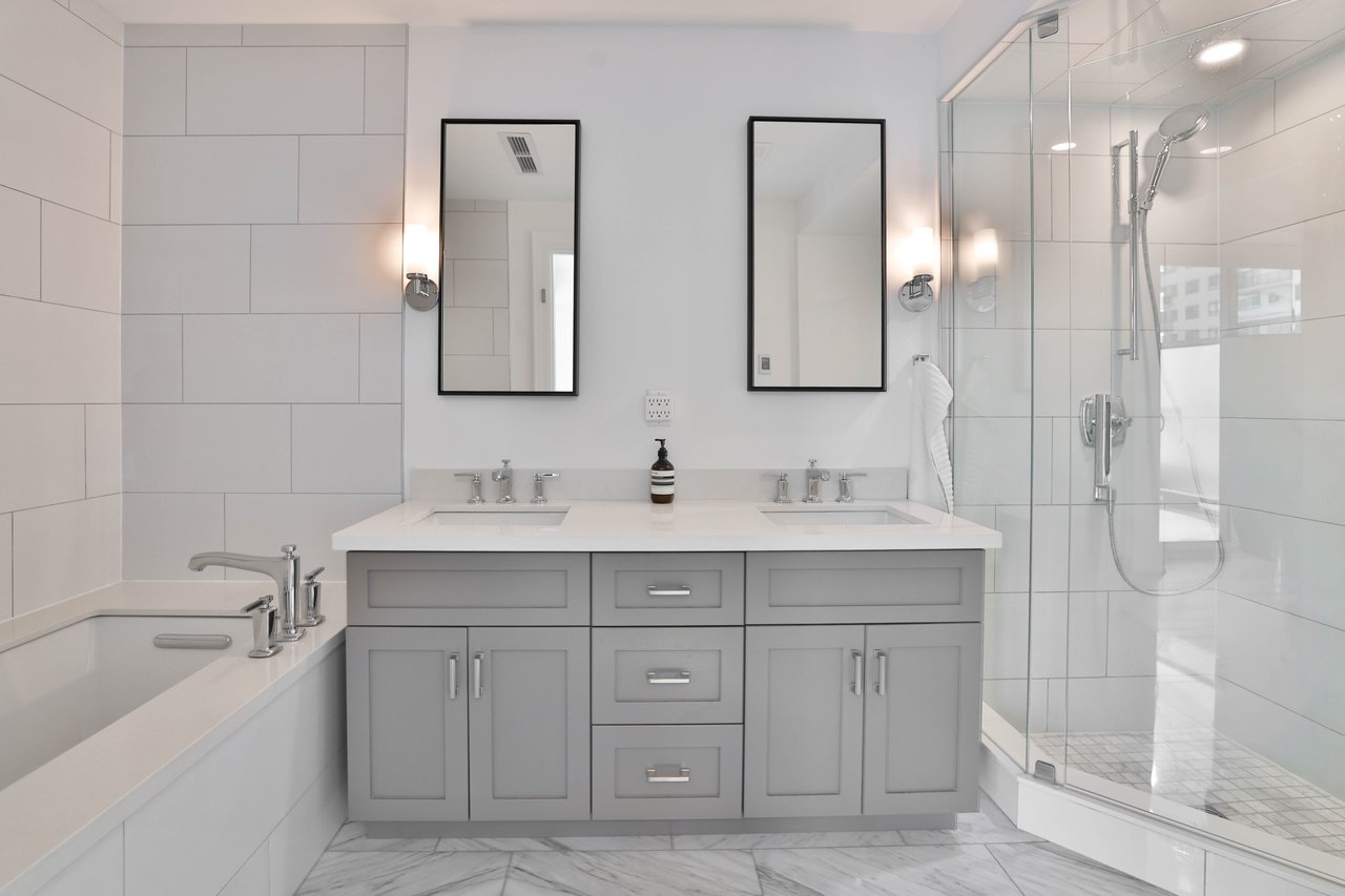 304-2060 Lakeshore Road, Burlington