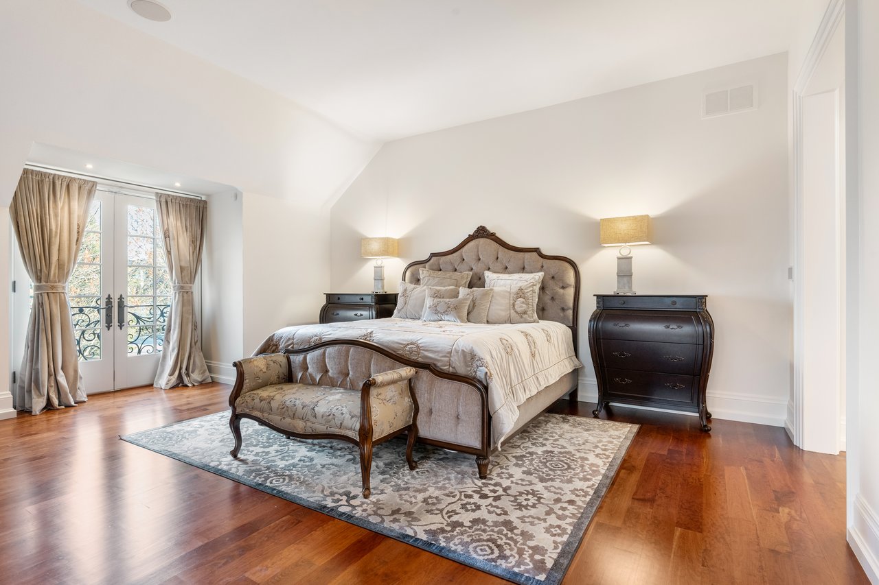 1081 Argyle Drive, Oakville