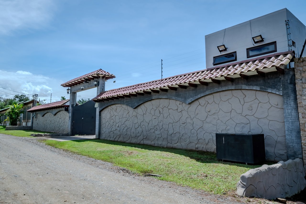 Luxury Home with Pool, Bar Area & Resort-Level Amenities | 5br, 4ba in Perez Zeledon 