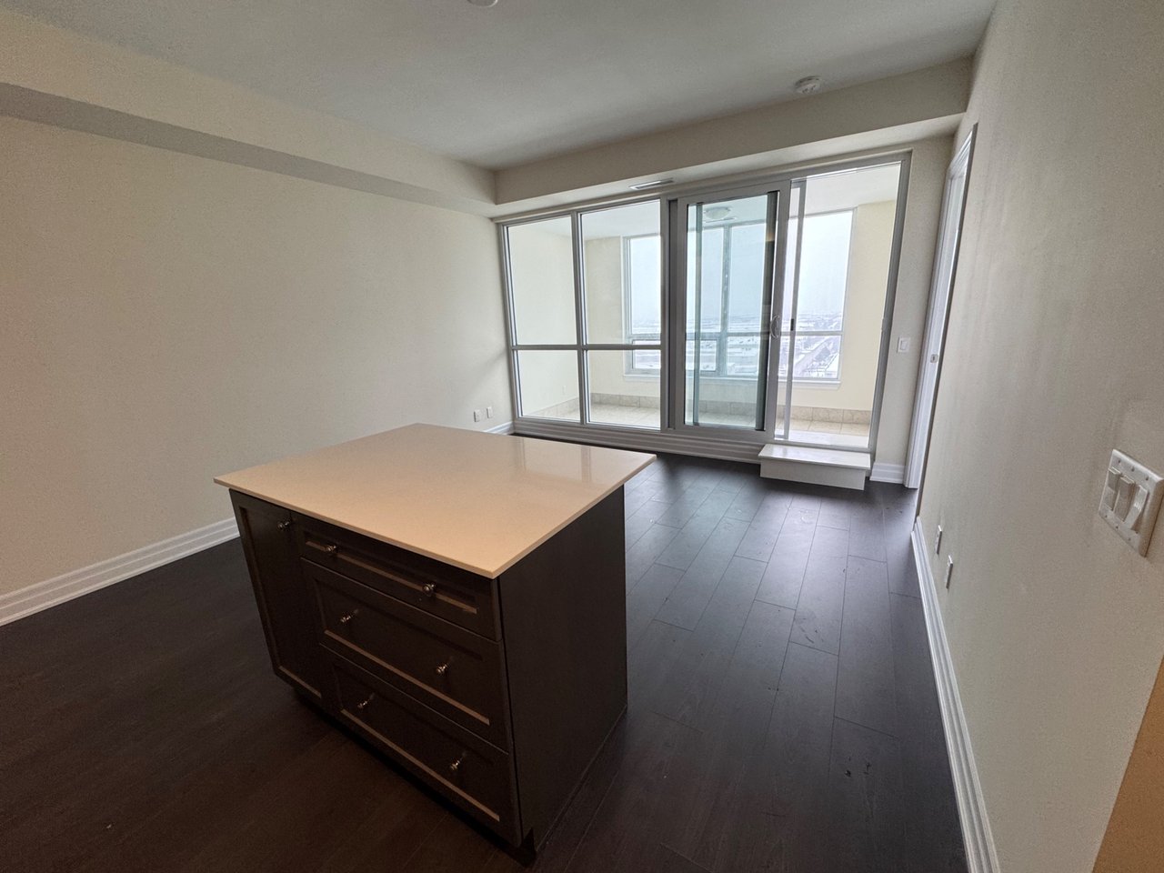 9075 Jane St Unit: 1606