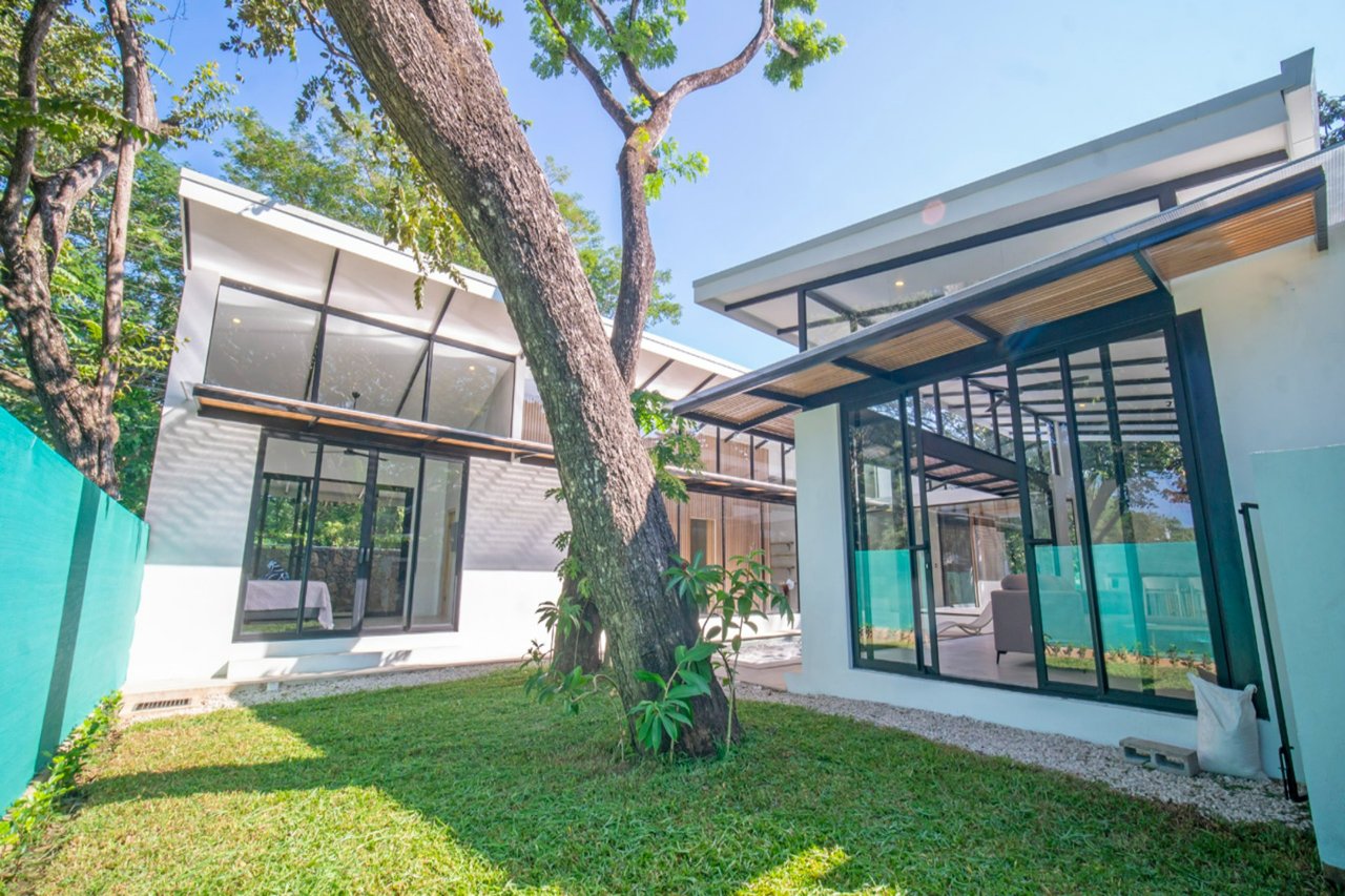 Casa Cenizaro | Elegant 4-Bed Tropical Retreat with Pool in Surfside, Potrero