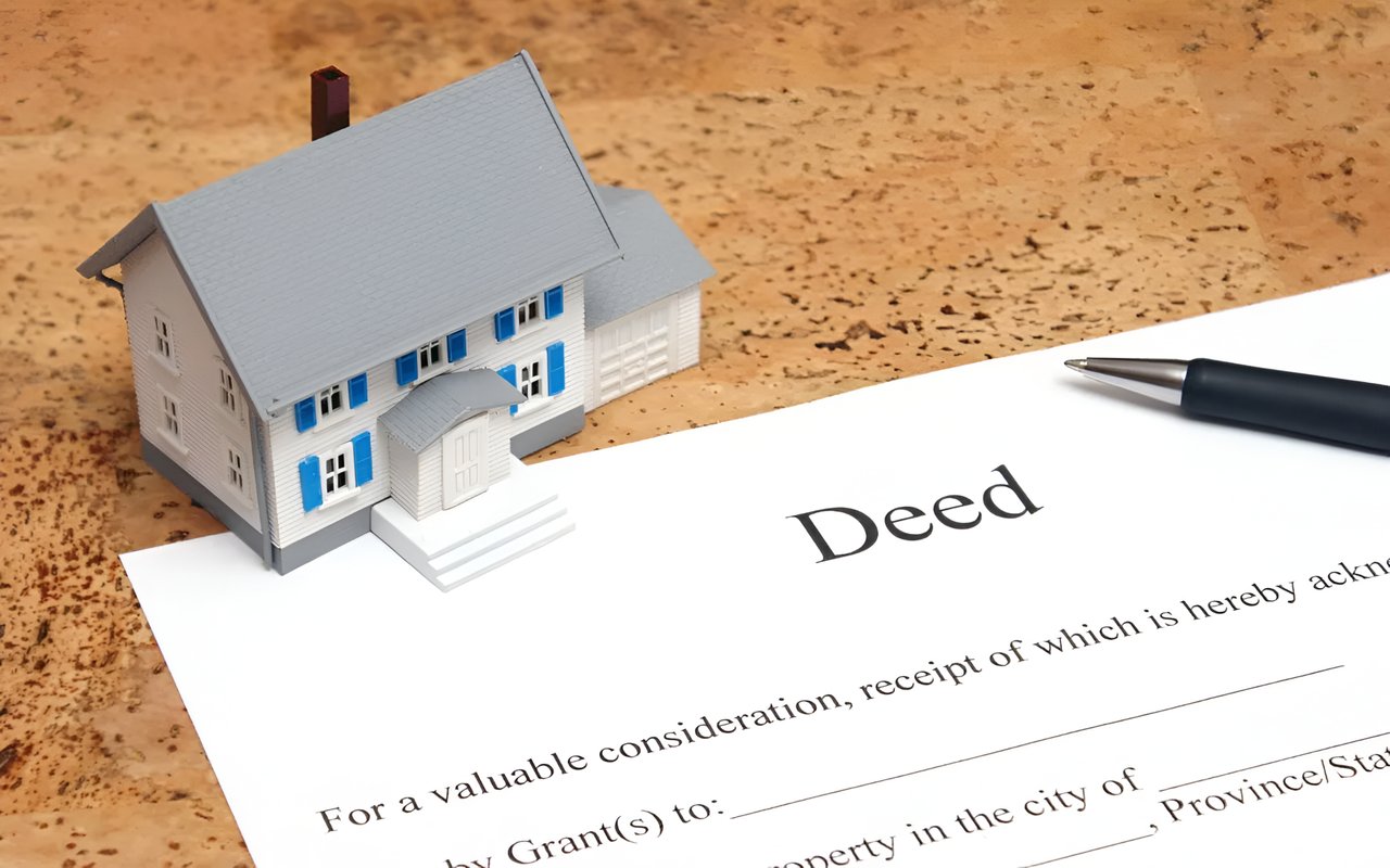 What’s the Difference Between a House Deed & a Title?