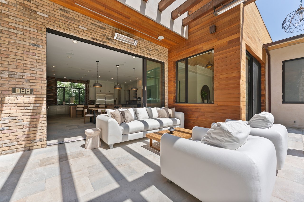 Bowmont Dr, 90210